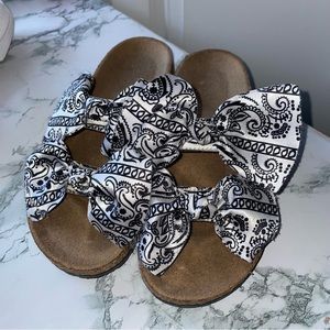 Slip on White/black bandana sandals